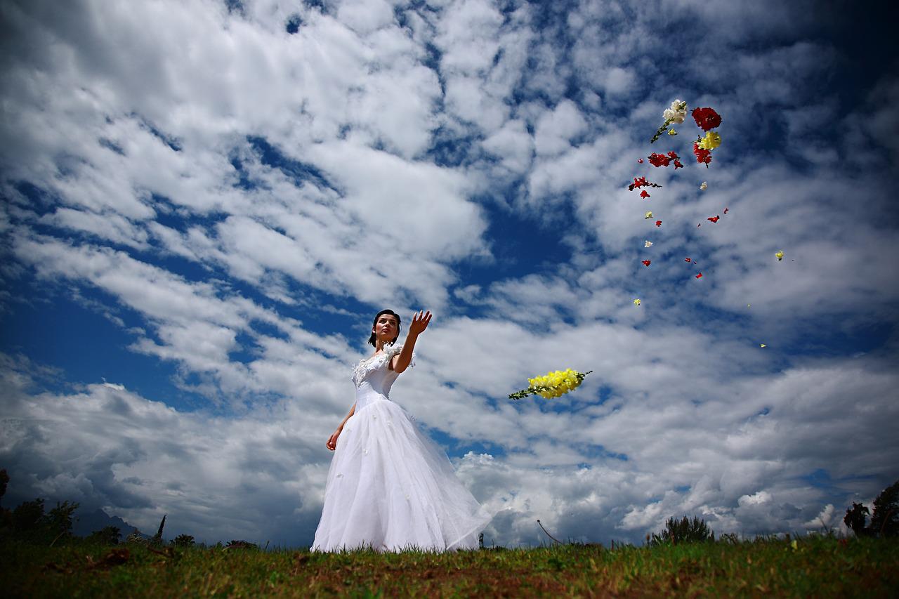 Sukienka na wesele w kwiaty – zawsze dobry wybór